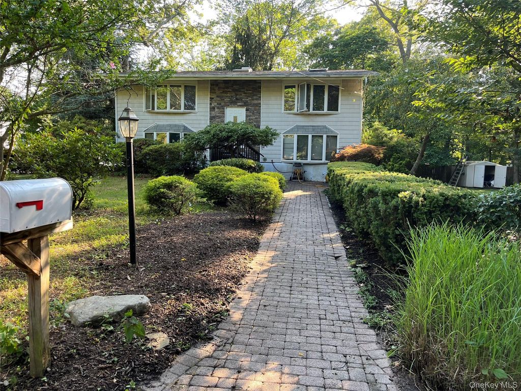28 Longhorn Lane, East Setauket, NY 11733