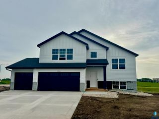 2900 S Copper Creek Ave, Sioux Falls, SD 57110