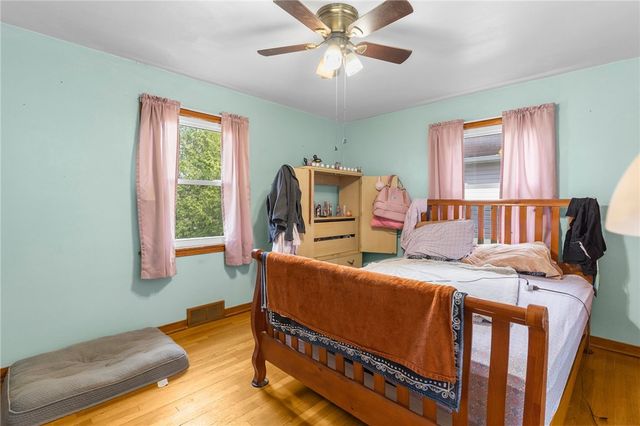 1096 Park St, Sharon, PA 16146