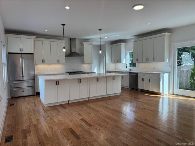 11 First Street, Glenwood Landing, NY 11547