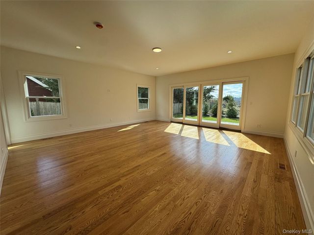 11 First Street, Glenwood Landing, NY 11547