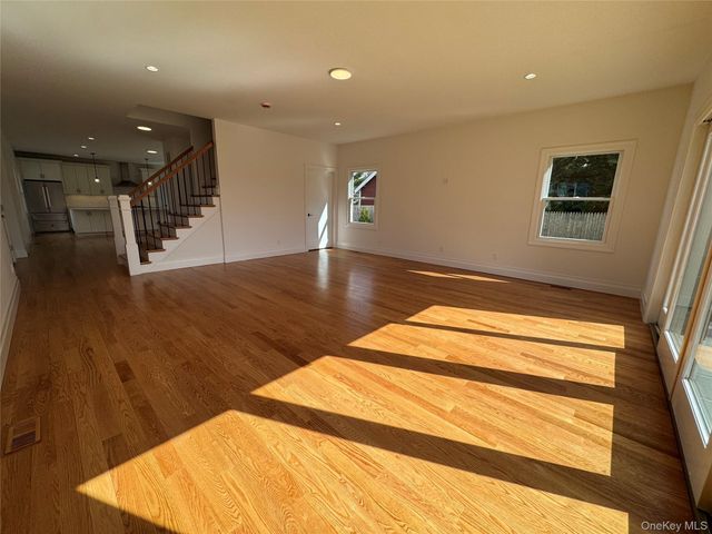 11 First Street, Glenwood Landing, NY 11547