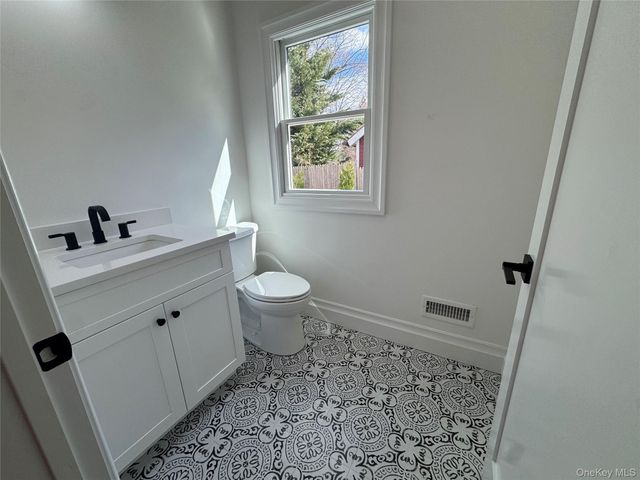 11 First Street, Glenwood Landing, NY 11547