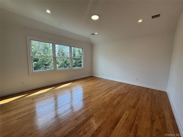 11 First Street, Glenwood Landing, NY 11547