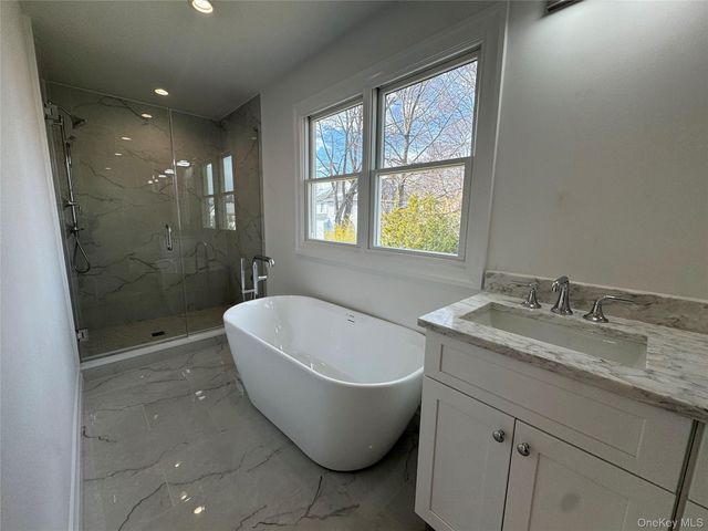 11 First Street, Glenwood Landing, NY 11547