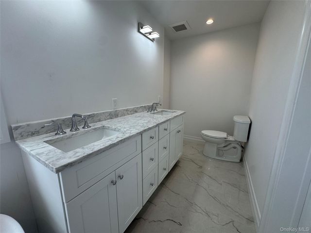 11 First Street, Glenwood Landing, NY 11547