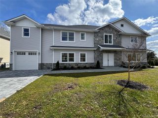 11 First Street, Glenwood Landing, NY 11547