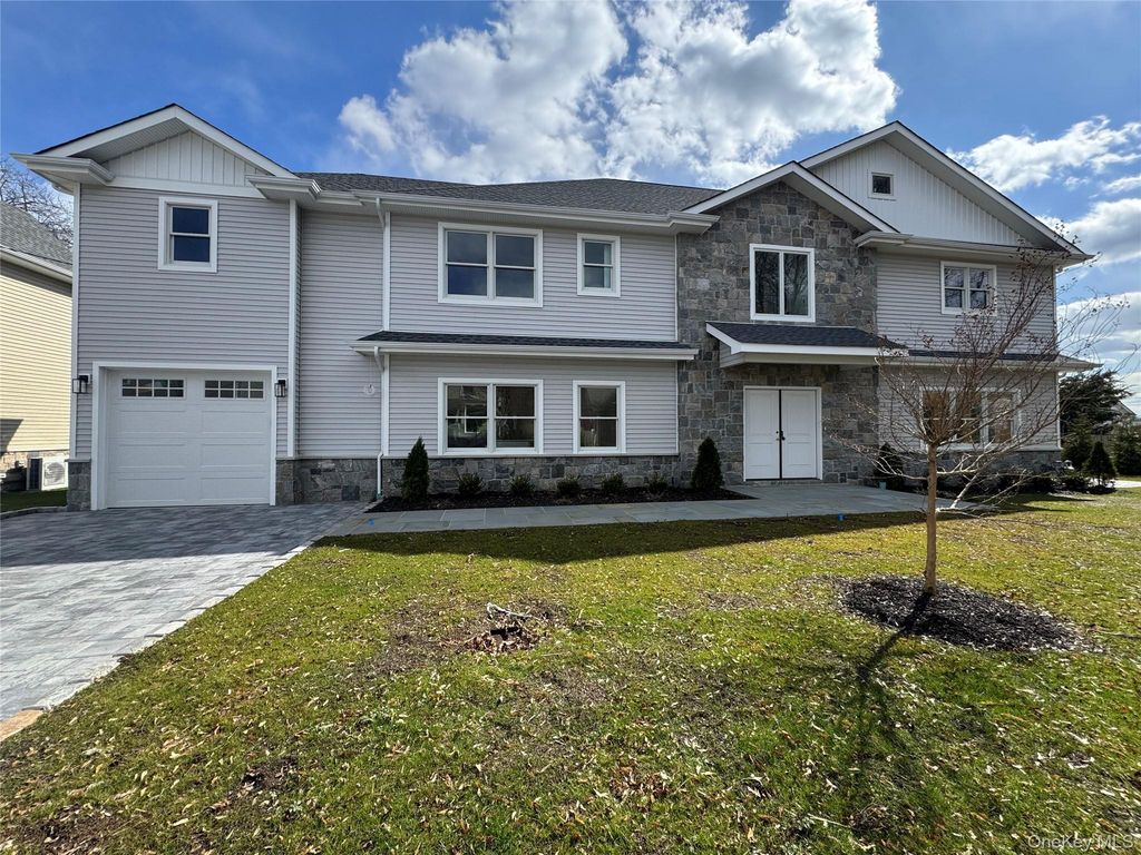 11 First Street, Glenwood Landing, NY 11547