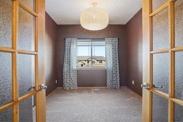 6533 MUIRFIELD DR, Rapid City, SD 57702