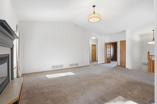 6533 MUIRFIELD DR, Rapid City, SD 57702