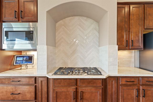 210 Lake Como DR, Lakeway, TX 78734