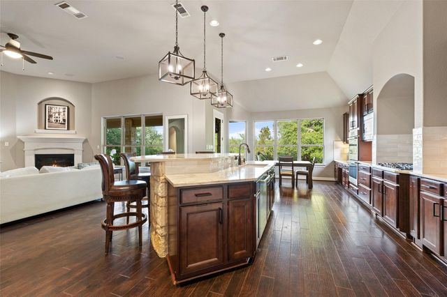 210 Lake Como DR, Lakeway, TX 78734