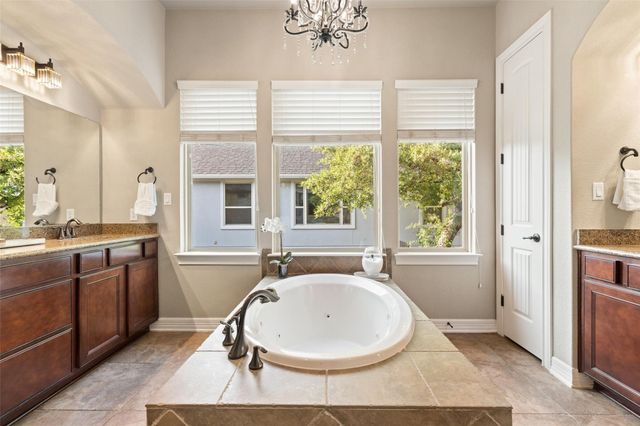 210 Lake Como DR, Lakeway, TX 78734