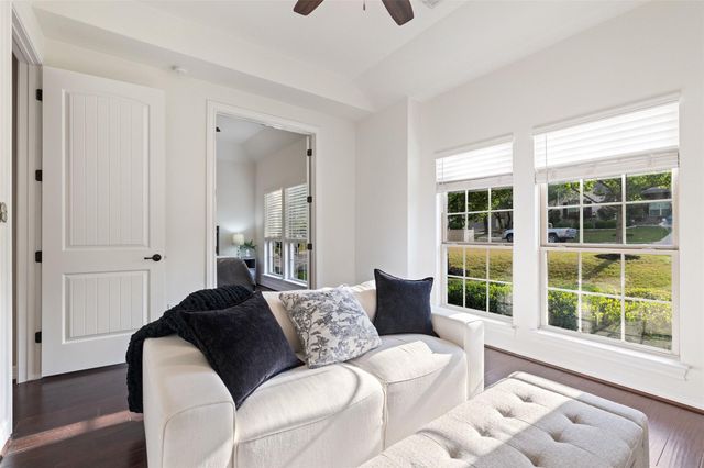 210 Lake Como DR, Lakeway, TX 78734