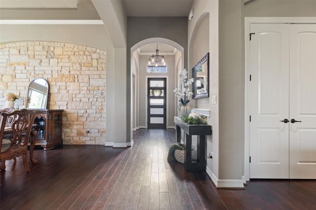 210 Lake Como DR, Lakeway, TX 78734