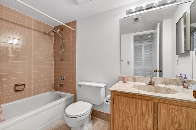 6585 Kensington Lane 307, Delray Beach, FL 33446