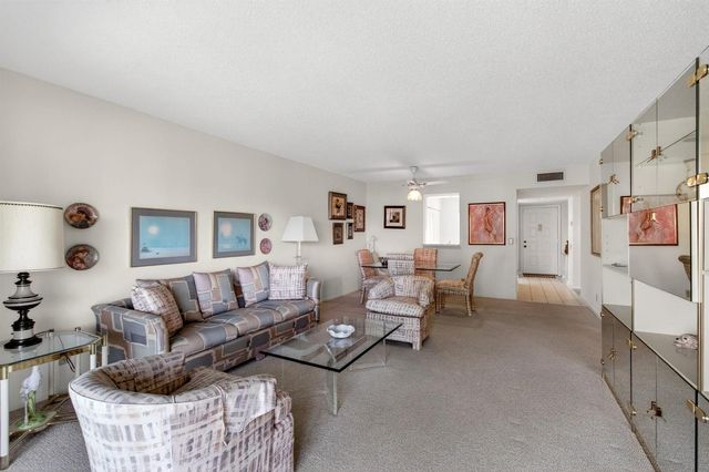 6585 Kensington Lane 307, Delray Beach, FL 33446