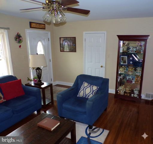 7 MEDIAN DR, Wilmington, DE 19803