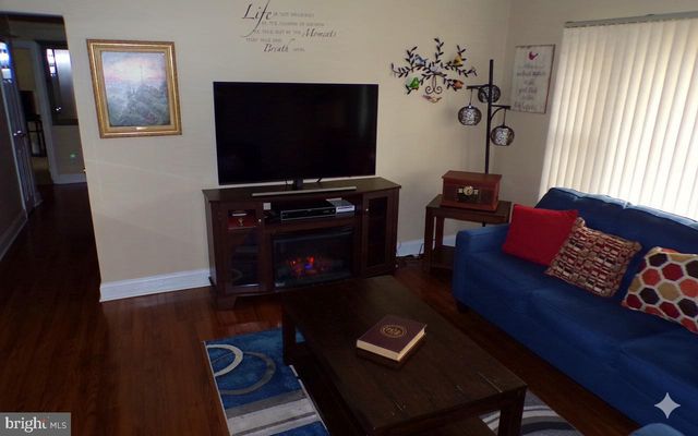 7 MEDIAN DR, Wilmington, DE 19803