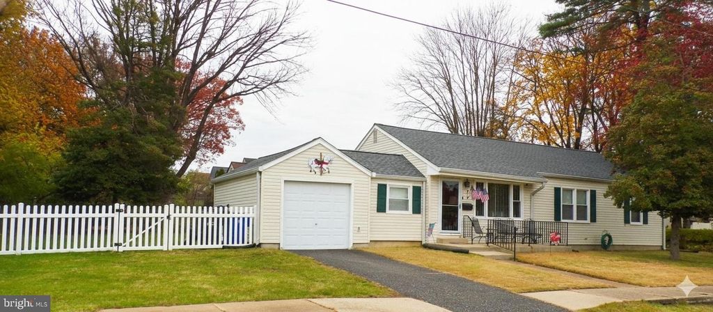 7 MEDIAN DR, Wilmington, DE 19803