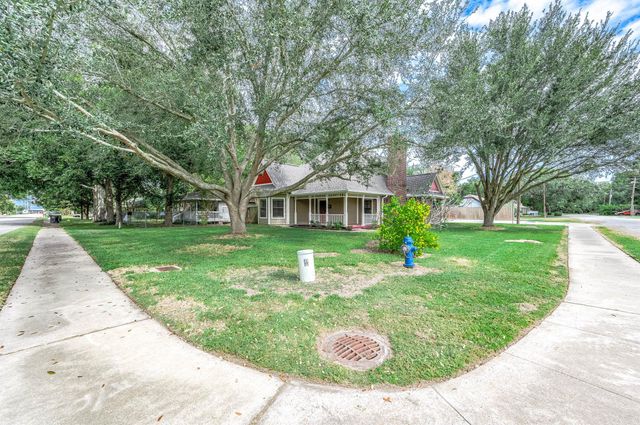 2245 N Austin Avenue, Pearland, TX 77581