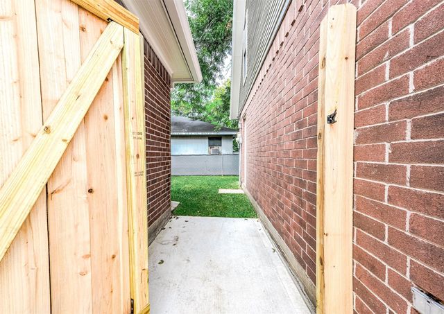 2245 N Austin Avenue, Pearland, TX 77581