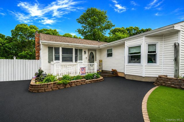 19 Washington Heights Street, Selden, NY 11784