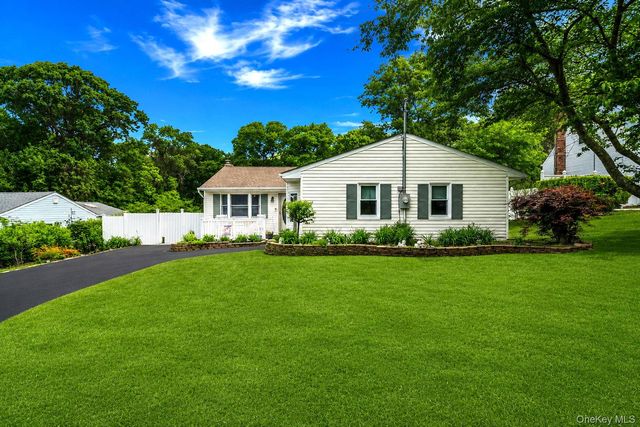 19 Washington Heights Street, Selden, NY 11784