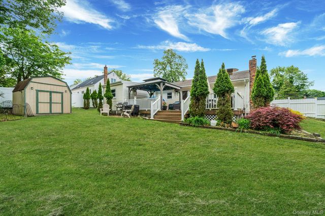 19 Washington Heights Street, Selden, NY 11784