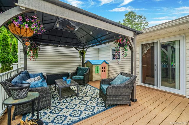 19 Washington Heights Street, Selden, NY 11784