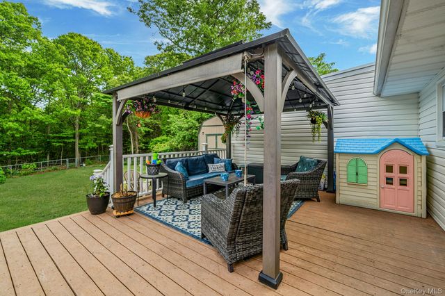 19 Washington Heights Street, Selden, NY 11784