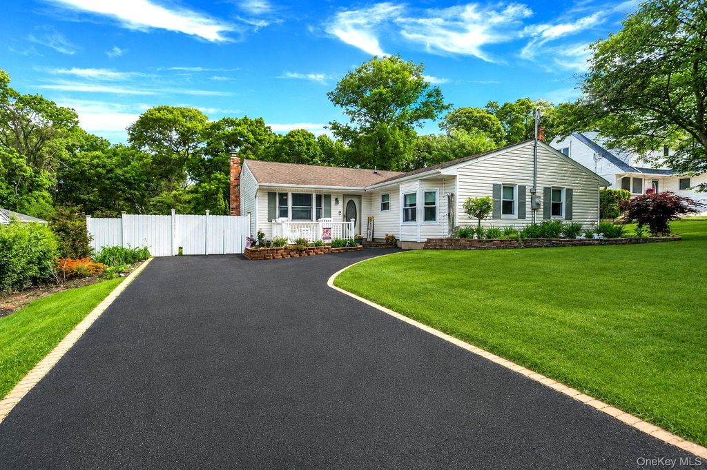 19 Washington Heights Street, Selden, NY 11784