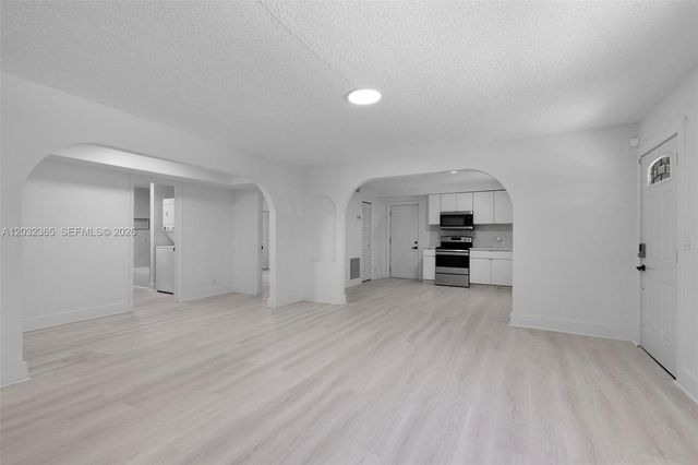 2475 NE 137th St, North Miami Beach, FL 33181