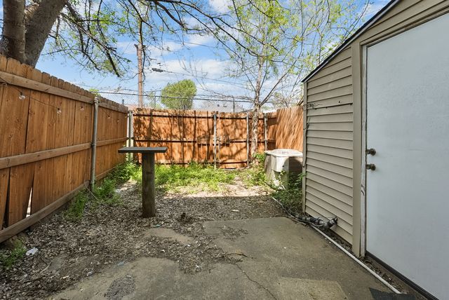 9415 Olde Towne Row, Dallas, TX 75227