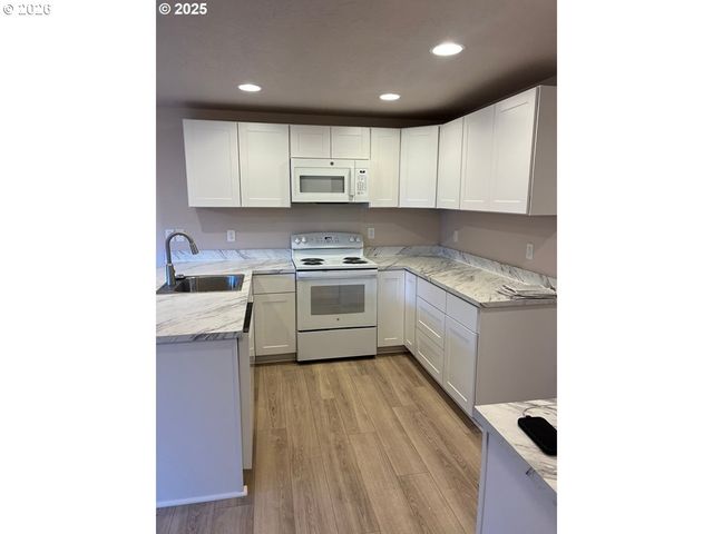 529 HELEN St, Eugene, OR 97404