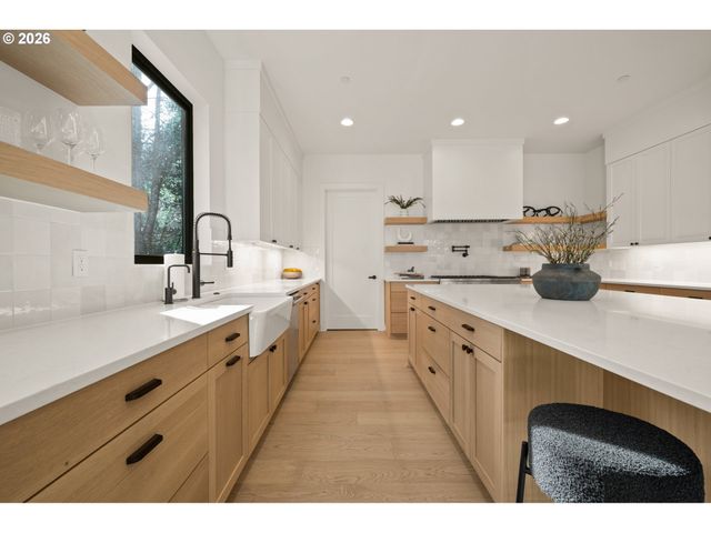 13733 KNAUS Rd, Lake Oswego, OR 97034