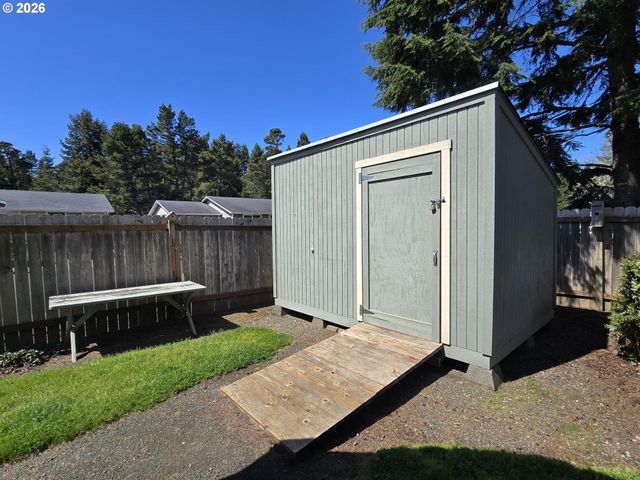 1265 34TH Pl, Florence, OR 97439