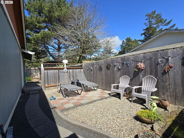 1265 34TH Pl, Florence, OR 97439