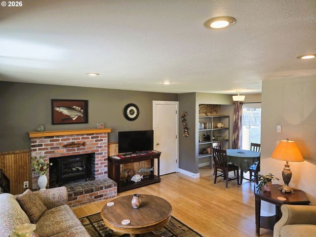 1265 34TH Pl, Florence, OR 97439