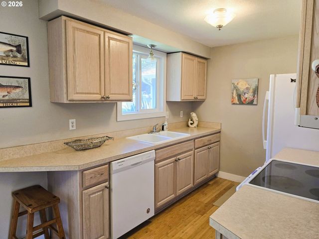 1265 34TH Pl, Florence, OR 97439