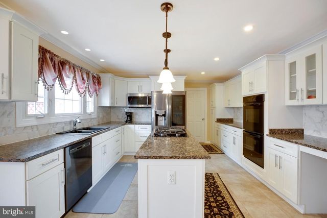 6185 SNOWHILL CT, Centreville, VA 20120