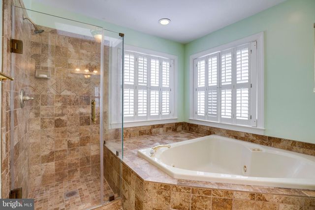 6185 SNOWHILL CT, Centreville, VA 20120