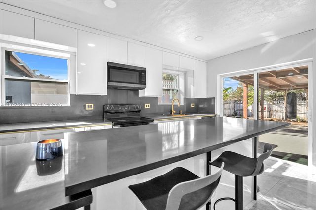 7151 Taft St, Hollywood, FL 33024