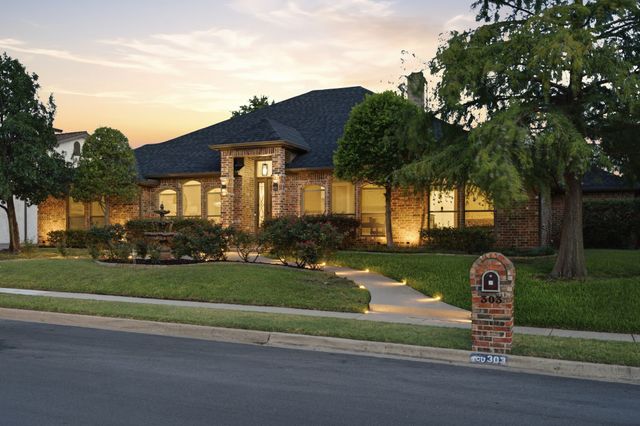 303 Quail Crest Drive, Bedford, TX 76021
