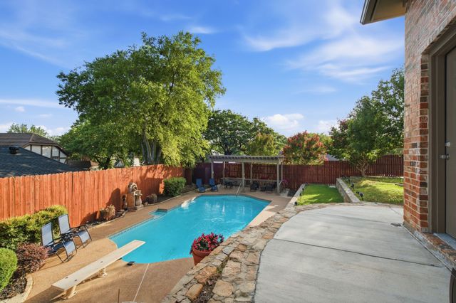 303 Quail Crest Drive, Bedford, TX 76021