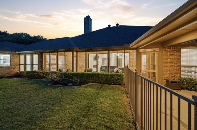 303 Quail Crest Drive, Bedford, TX 76021