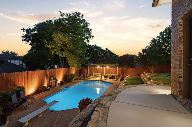 303 Quail Crest Drive, Bedford, TX 76021