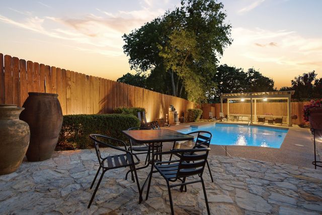 303 Quail Crest Drive, Bedford, TX 76021