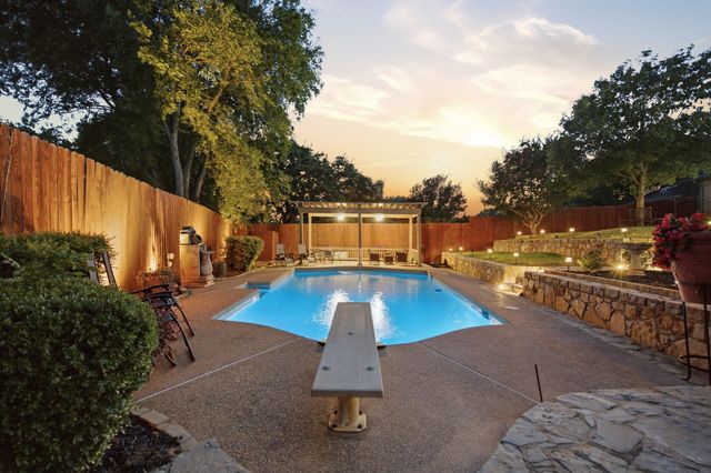 303 Quail Crest Drive, Bedford, TX 76021