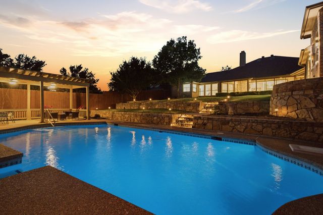 303 Quail Crest Drive, Bedford, TX 76021